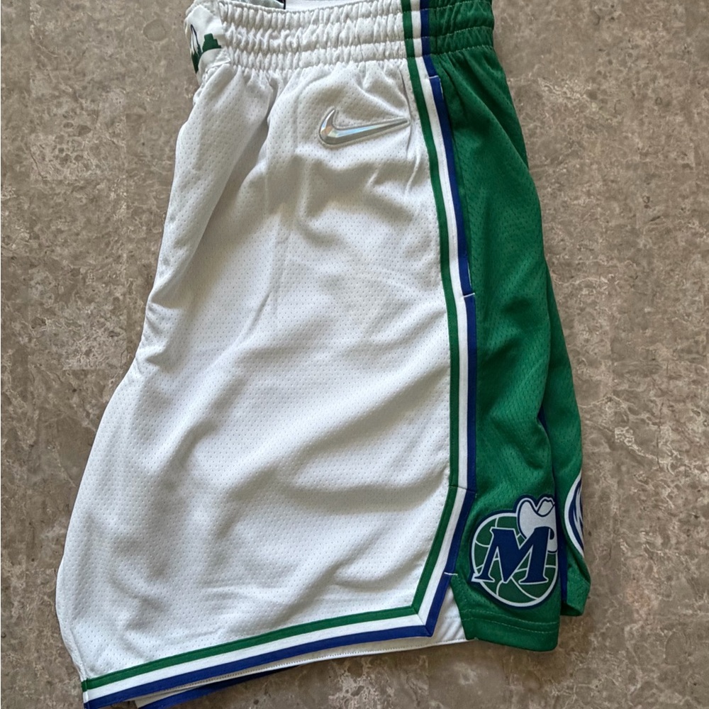 Nike White & Green Men’s Athletic Basketball Shorts - Picture 3 of 4